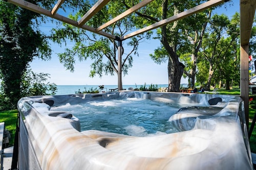 The Rose Cottage: on the Lake - Stay with Us!