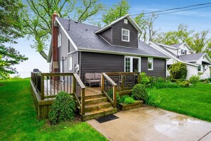 Exterior - The Rose Cottage: on the Lake - Stay with Us! (Leamington)