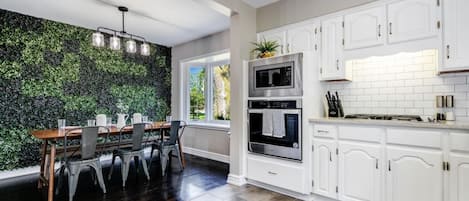 Jääkaappi, mikroaaltouuni, uuni, liesi