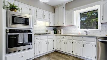 Frigorifero, microonde, forno, piano cottura