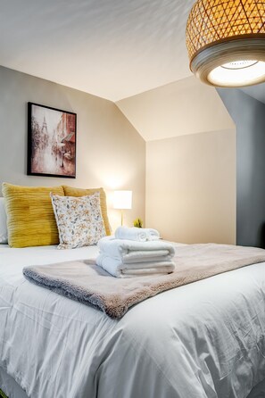 4 bedrooms, iron/ironing board, free WiFi, bed sheets