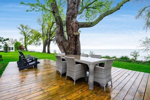 Outdoor dining - The Rose Cottage: on the Lake - Stay with Us! (Leamington)
