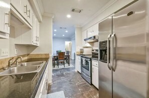 Private kitchen - High ceiling windows in heart of the city (Houston)