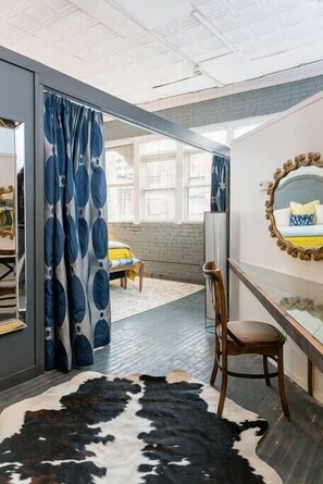 2 habitaciones, escritorio, tabla de planchar con plancha y wifi gratis