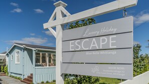Señal para Blue Belle Whitianga, un refugio vacacional de lujo.