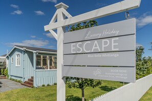 Exterior detail - Blue Belle - Gorgeous cottage close to beach + spa (Whitianga)