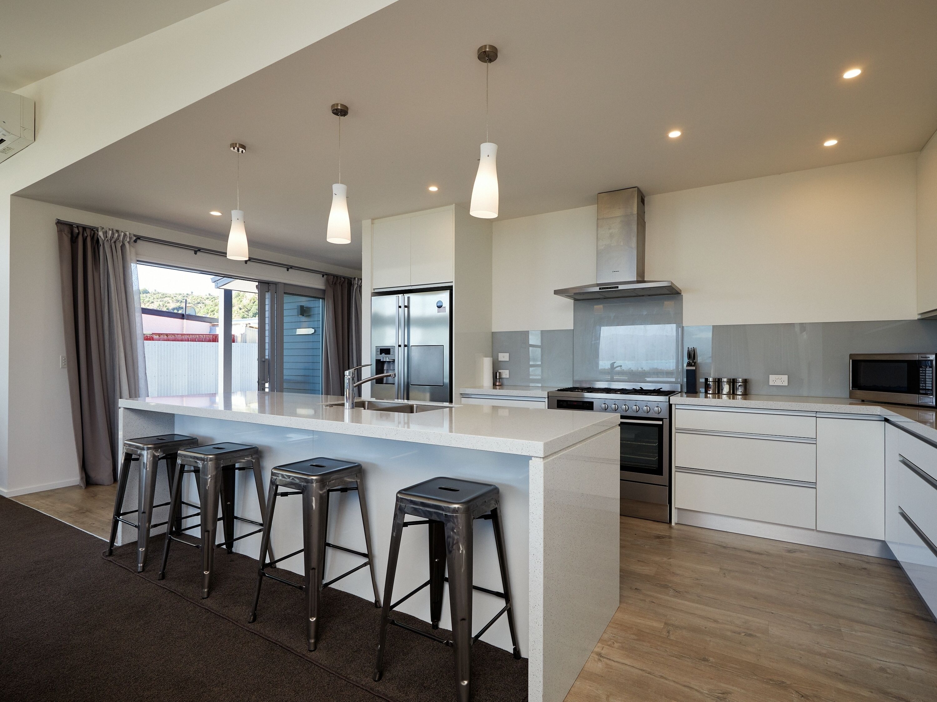 Réfrigérateur, micro-ondes, lave-vaisselle, grille-pain