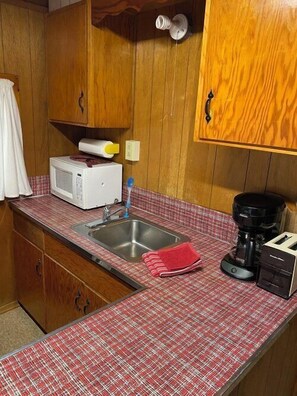 Fridge, microwave, oven, stovetop - Seitseman (#7) - Cabin on Otter Lake, Manninen's Cabins (Chassell)