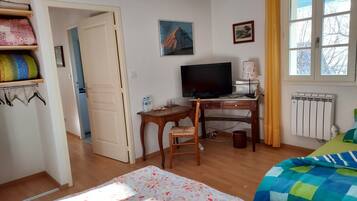 2 bedrooms, desk, internet, bed sheets