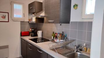 Coffee/tea maker, fridge, microwave, oven
