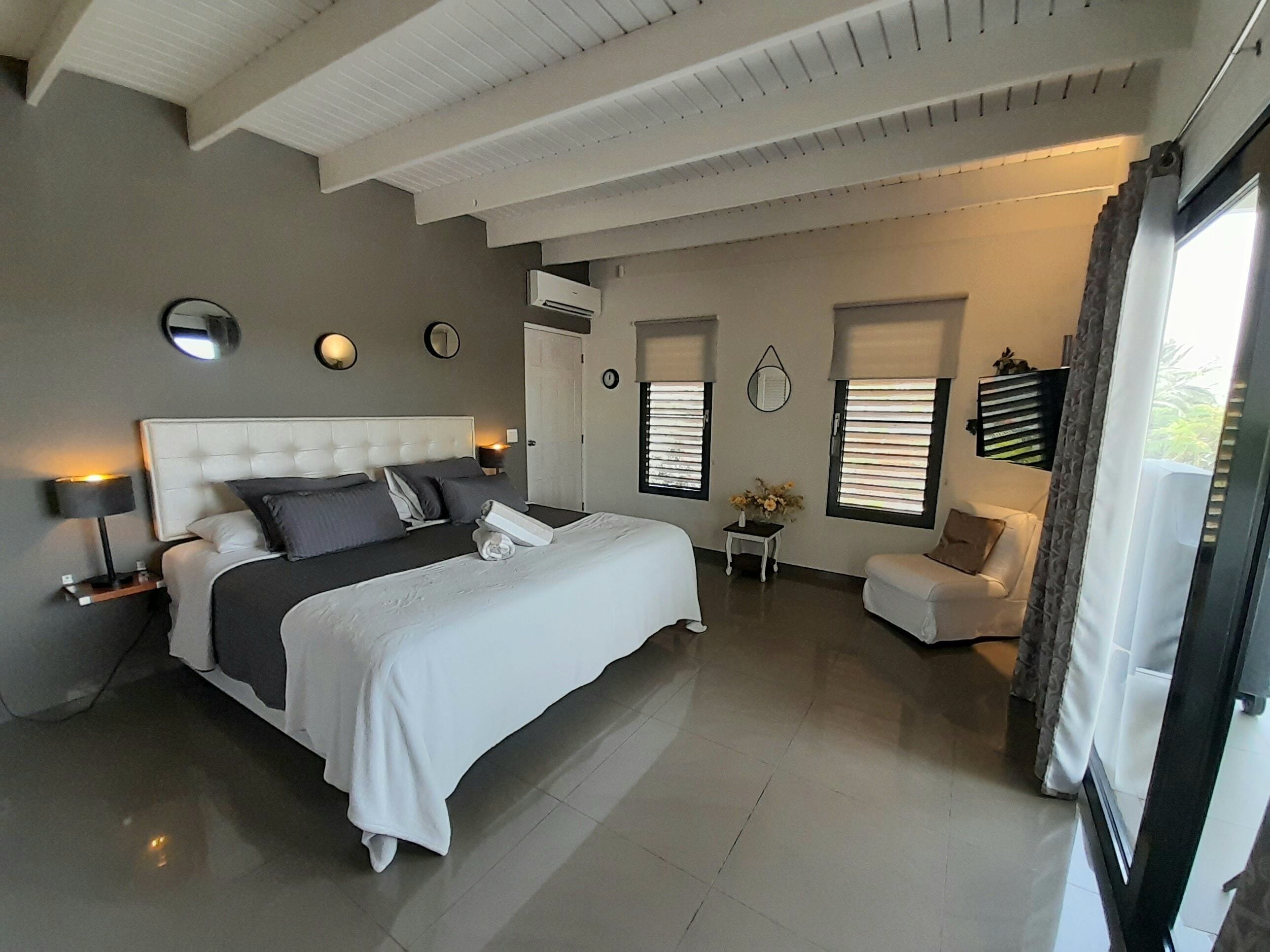 2 bedrooms, in-room safe, desk, iron/ironing board