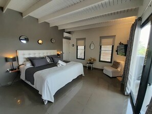2 bedrooms, in-room safe, desk, iron/ironing board - Modern and clean -spectacular view -private pool (Noord)