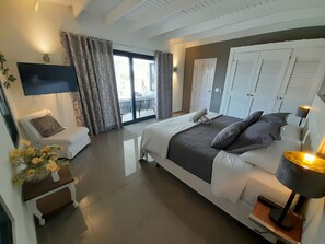 2 bedrooms, in-room safe, desk, iron/ironing board