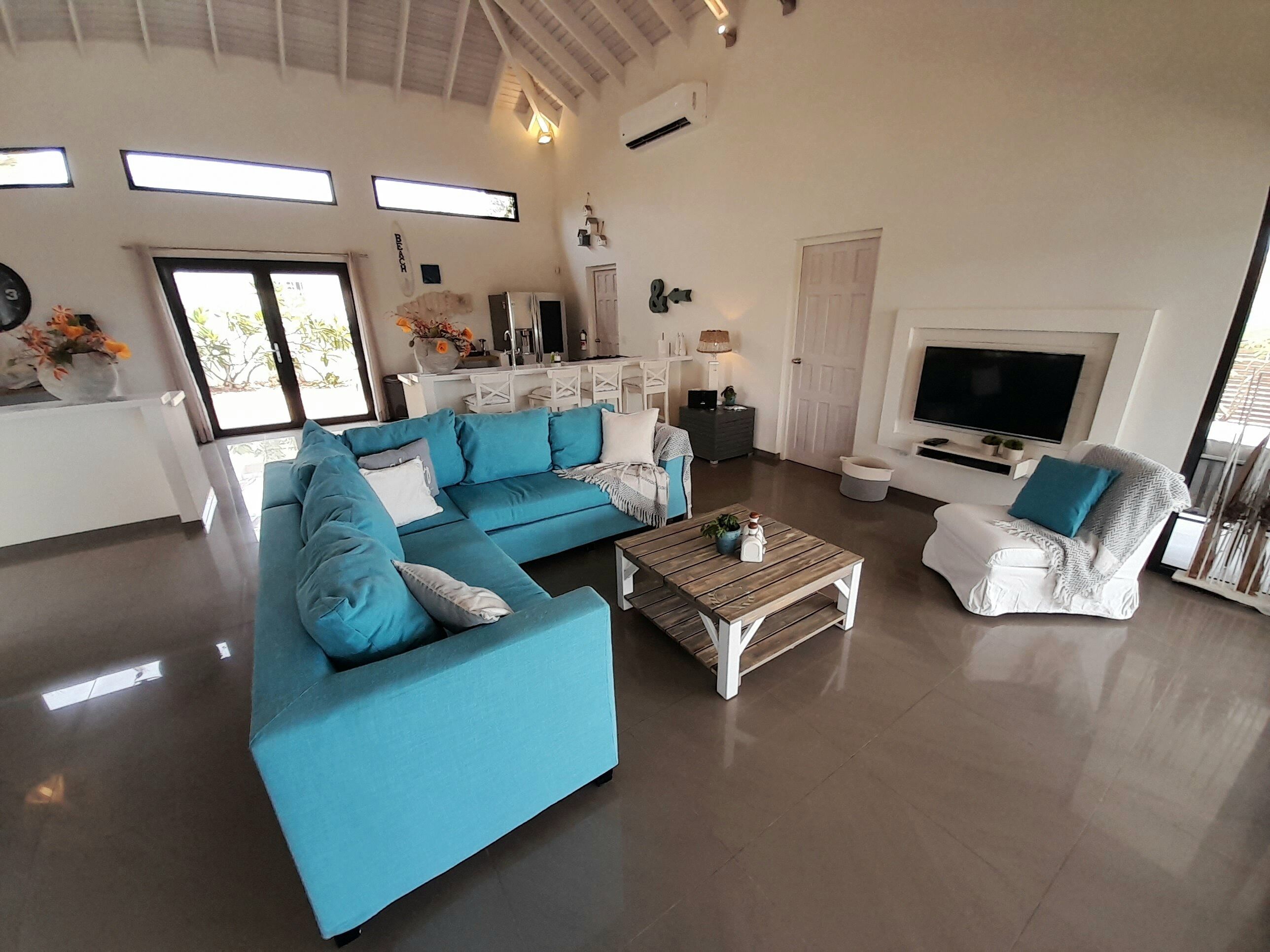 Smart TV, books, stereo