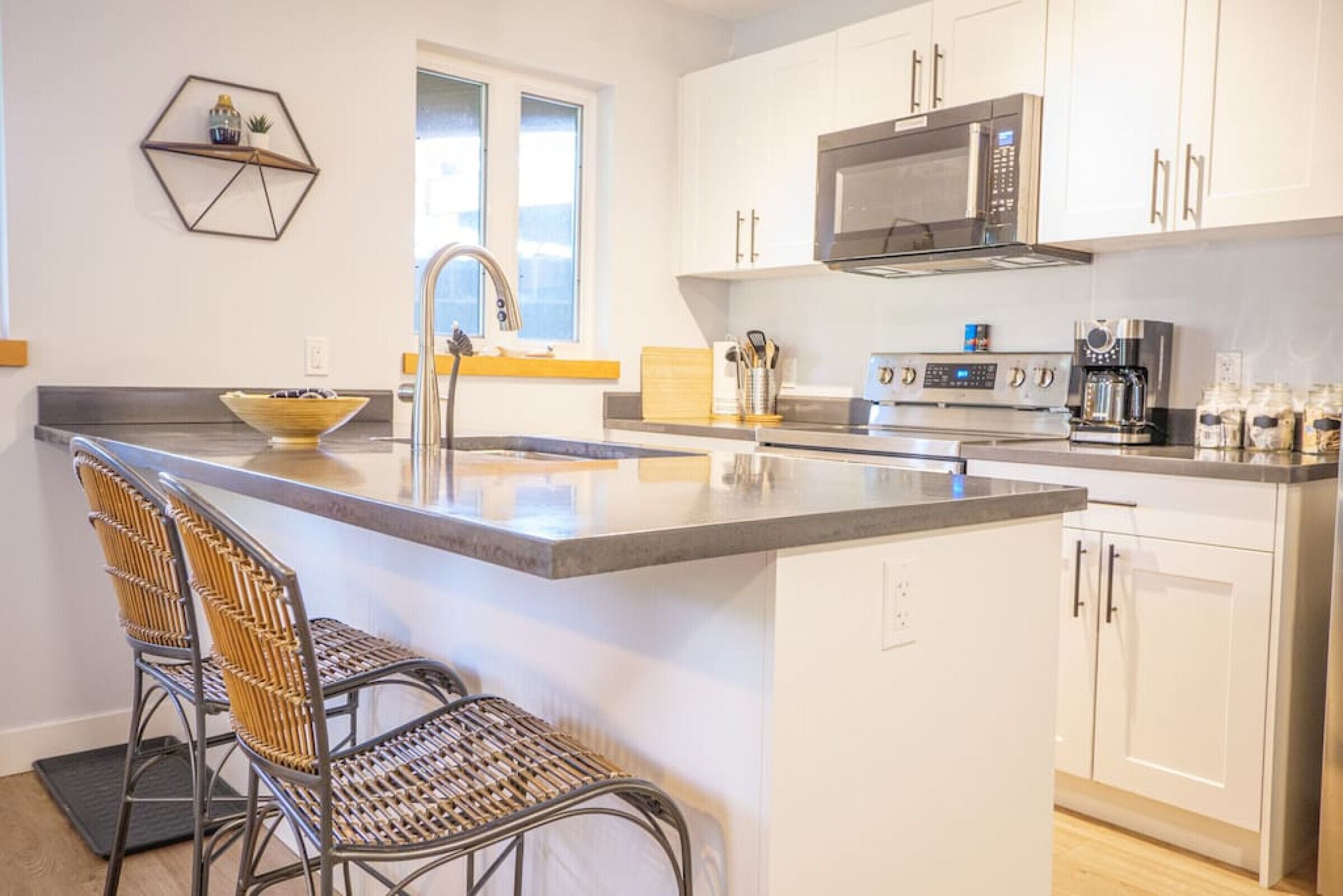 Réfrigérateur, four à micro-ondes, un four, surface de cuisson