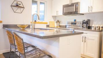 Réfrigérateur, four à micro-ondes, un four, surface de cuisson