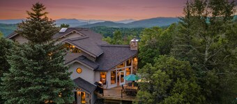 Ski Area Views + Hot Tub + Close to Skiing - Glacier Lodge East