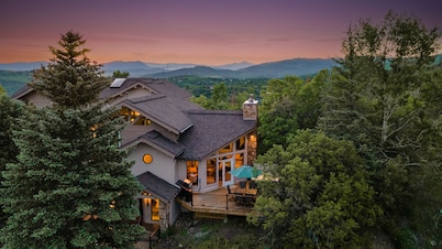 Ski Area Views + Hot Tub + Close to Skiing - Glacier Lodge East