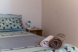 2 chambres, fer et planche à repasser, Wi-Fi, draps fournis