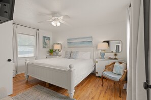 6 bedrooms, free WiFi, bed sheets - Two Houses together! East Beach, 6 bedrooms and Pool Big Family Ready (Saint Simons Island)