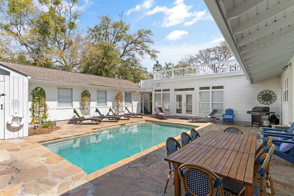 A heated pool - Two Houses together! East Beach, 6 bedrooms and Pool Big Family Ready (Saint Simons Island)