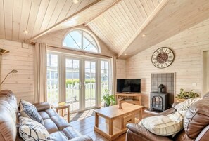 Smart TV - Largest size of lodge available at the Marina. Pet friendly & disabled access. (Willington)