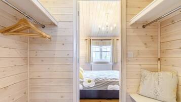 3 bedrooms, iron/ironing board, travel cot, free WiFi