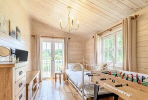 3 bedrooms, iron/ironing board, travel cot, free WiFi