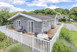 Outdoor dining - Largest size of lodge available at the Marina. Pet friendly & disabled access. (Willington)