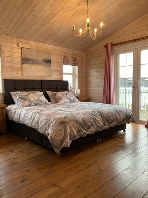 3 dormitorios, tabla de planchar con plancha, cuna de viaje