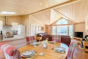 Dining - Largest size of lodge available at the Marina. Pet friendly & disabled access. (Willington)