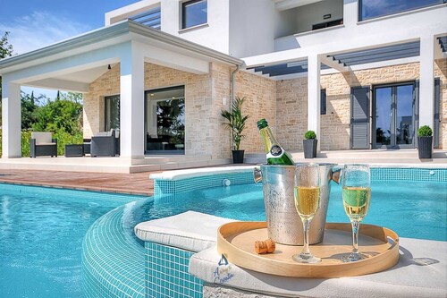 Luxury 5-BR villa with double pool and rooftop jacuzzi