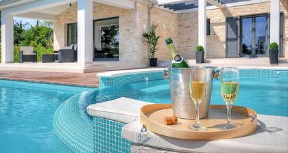 Luxury 5-BR villa with double pool and rooftop jacuzzi