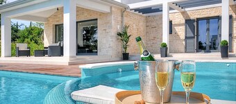 Luxury 5-BR villa with double pool and rooftop jacuzzi