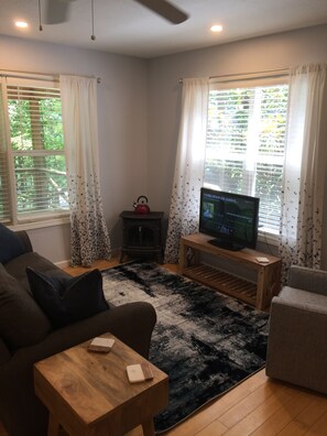 TV connectée, lecteur de DVD, livres