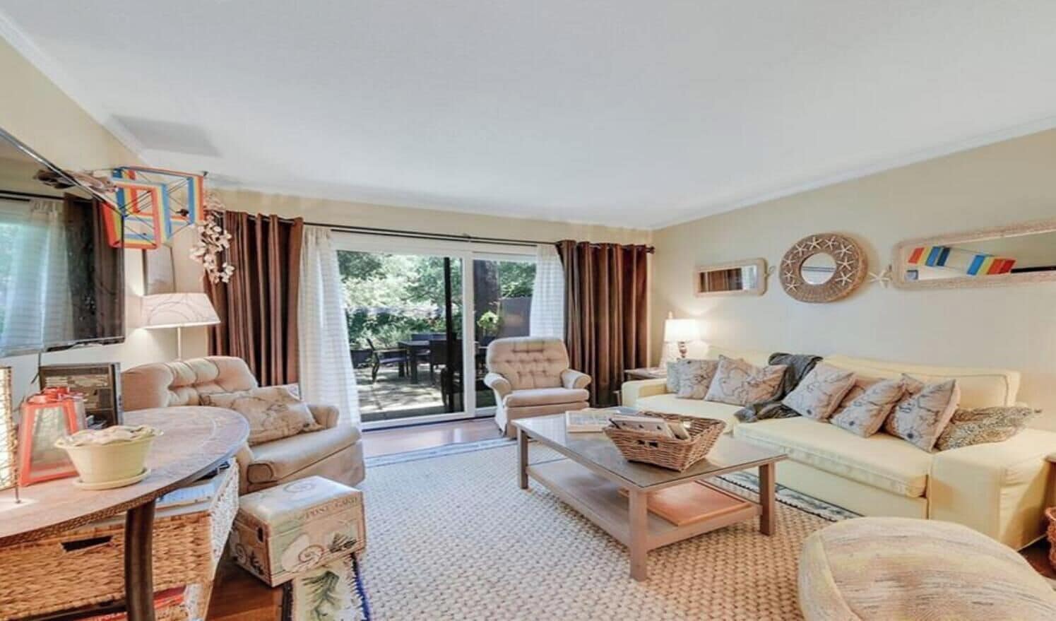 Smart TV, DVD player, books, stereo