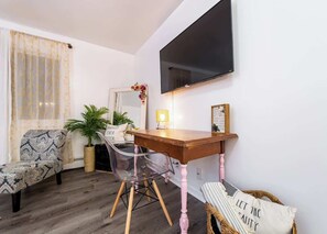 Interior - Lansing Layover #12 I Project Runway (Lansing)