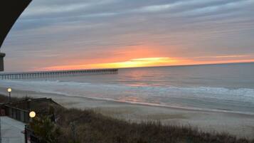 Sulla spiaggia, lettini da mare, teli da spiaggia