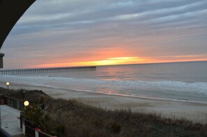 على الشاطئ، كراسي للتشمس، مناشف للشاطئ