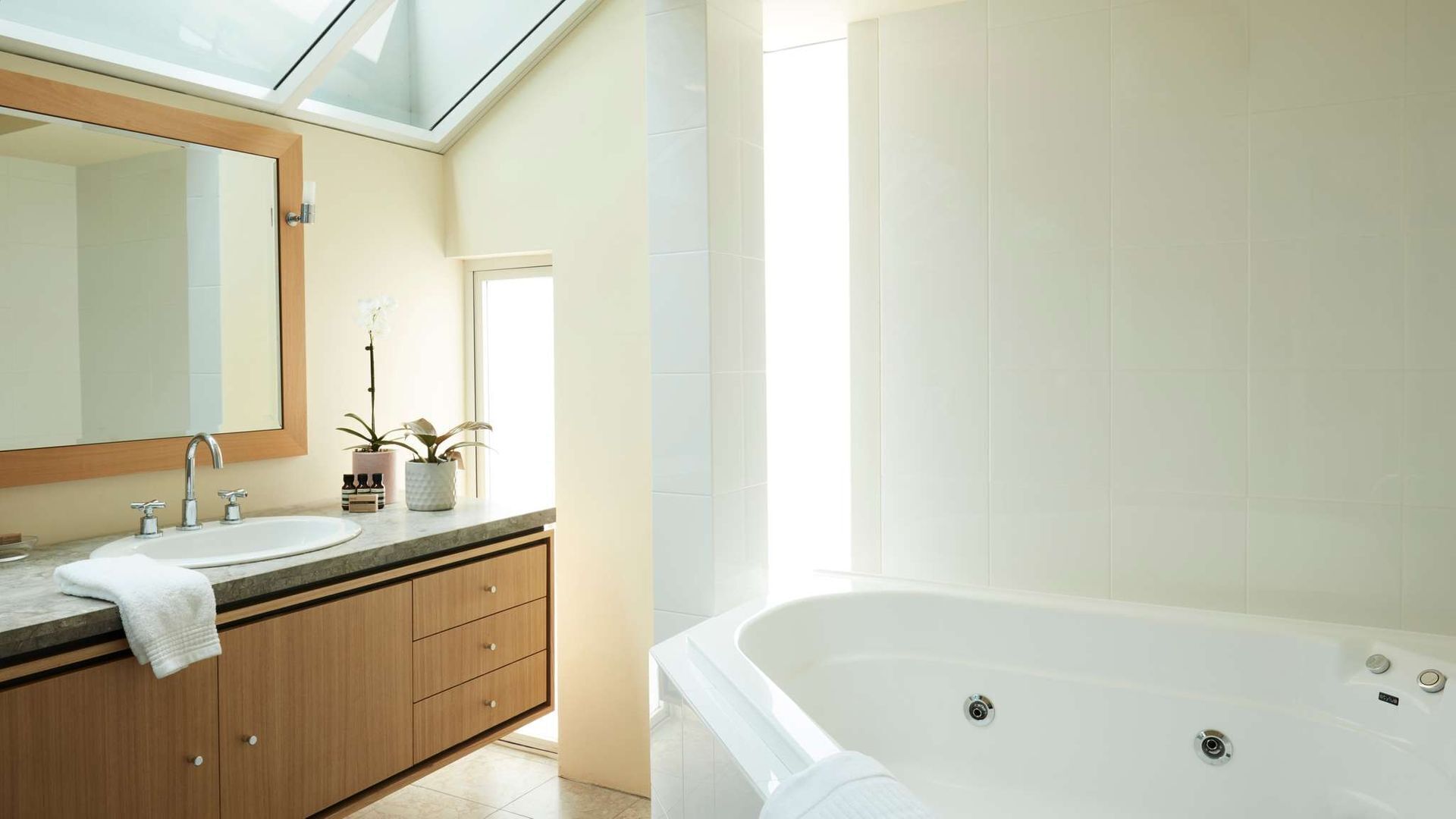 The Curve by Contemporary Hotels — image 15