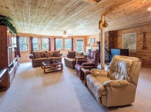 Smart-TV, Kamin, Tischtennisplatte, Bücher