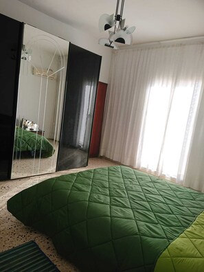 3 chambres, bureau, fer et planche à repasser, lit parapluie