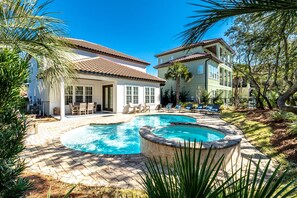 Utendørsbasseng og et oppvarmet basseng