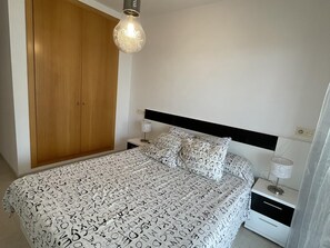 2 Schlafzimmer, Bügeleisen/Bügelbrett