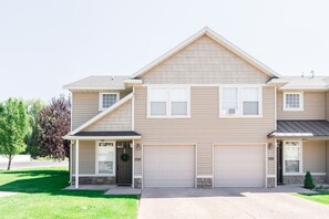 Exterior - Beautiful, Sparkling Clean 3 BR, 2.5 BA Townhome!! (Providence)