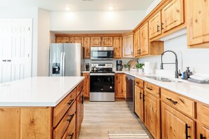 Jääkaappi, mikroaaltouuni, uuni, liesi