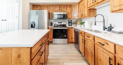 Beautiful, Sparkling Clean 3 BR, 2.5 BA Townhome!!