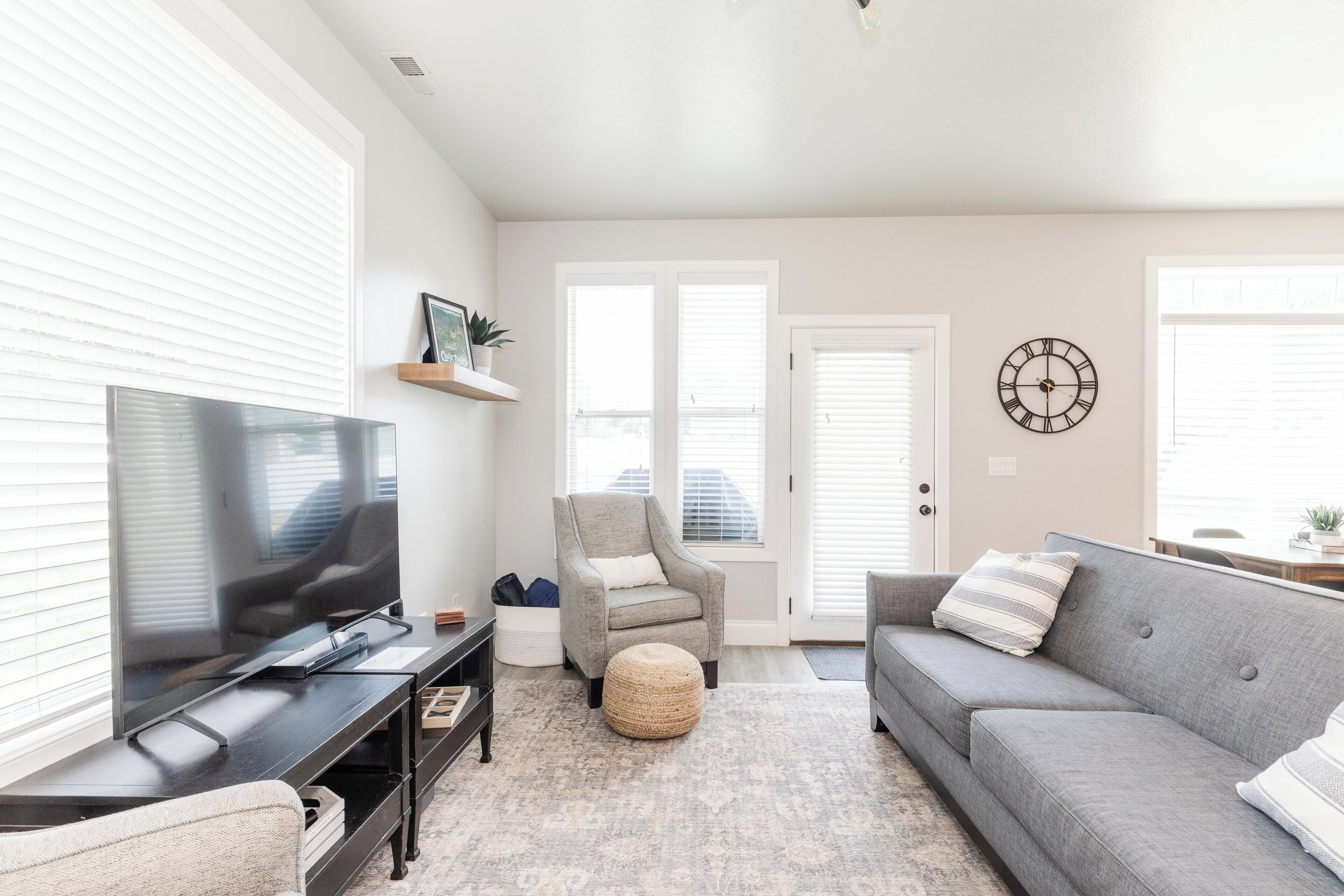 TV connectée, lecteur de DVD, chaîne hi-fi, espaces bureaux