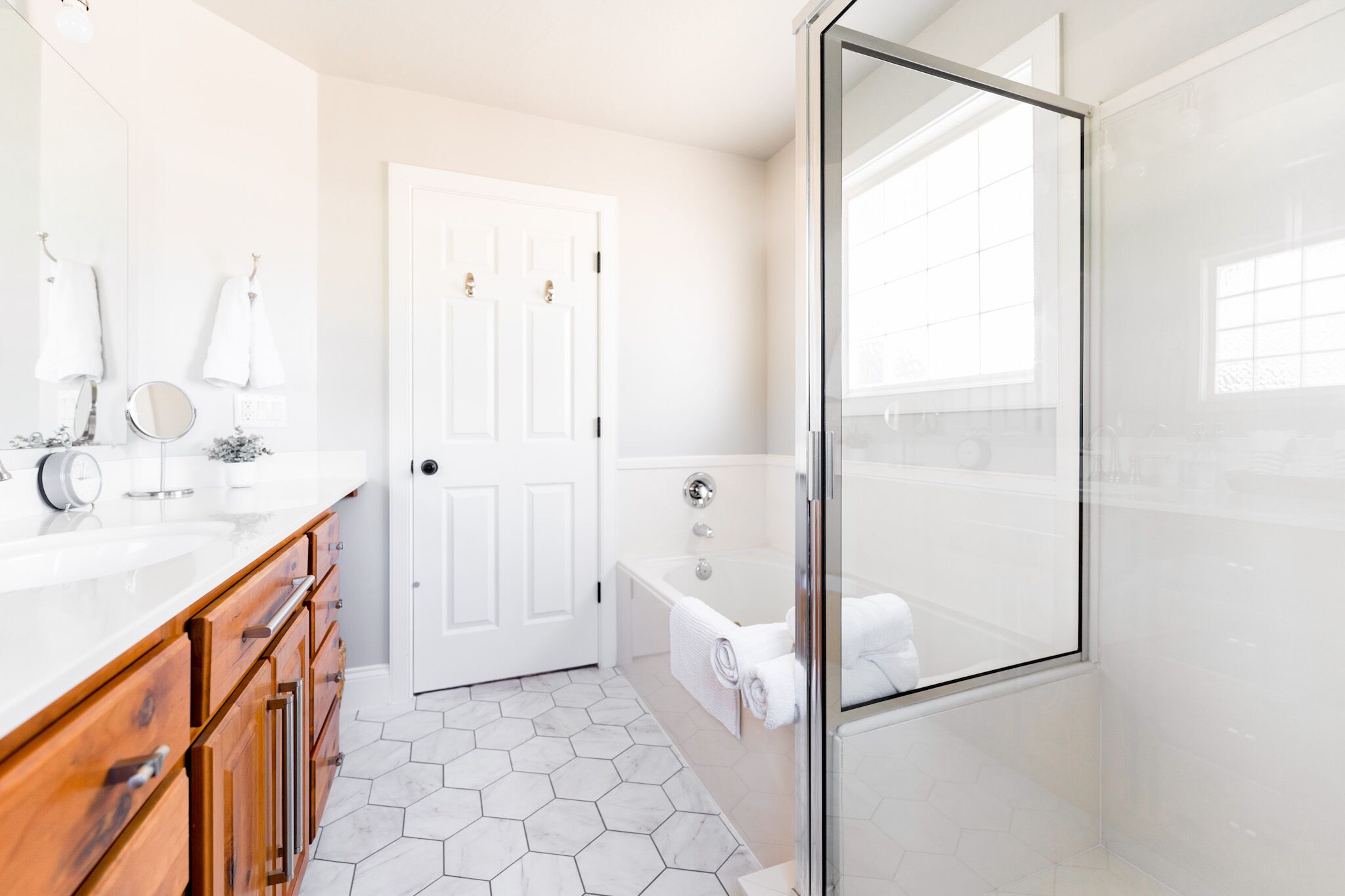 Combined shower/tub, jetted tub, hair dryer, towels
