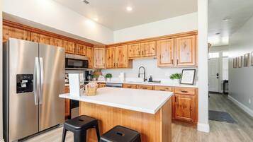 Køleskab, mikrobølgeovn, ovn, kogeplade